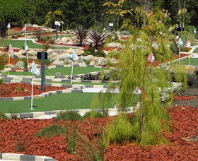 18 Hole Mini Golf - Club Husky - Restaurants Sydney 0