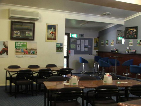 Old Bar Tavern - Restaurants Sydney 4