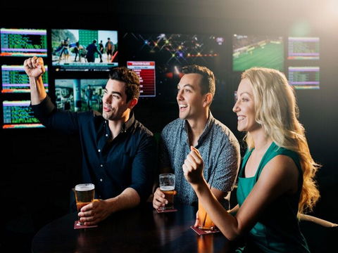 Steelers Leagues Club - Restaurants Sydney 1