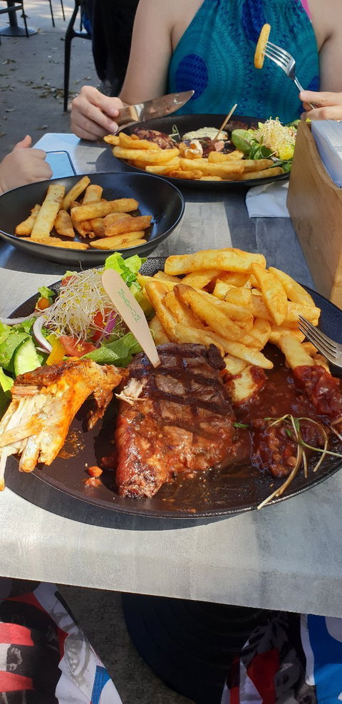 Sueâ€™s Bar And Grill - Restaurants Sydney 4
